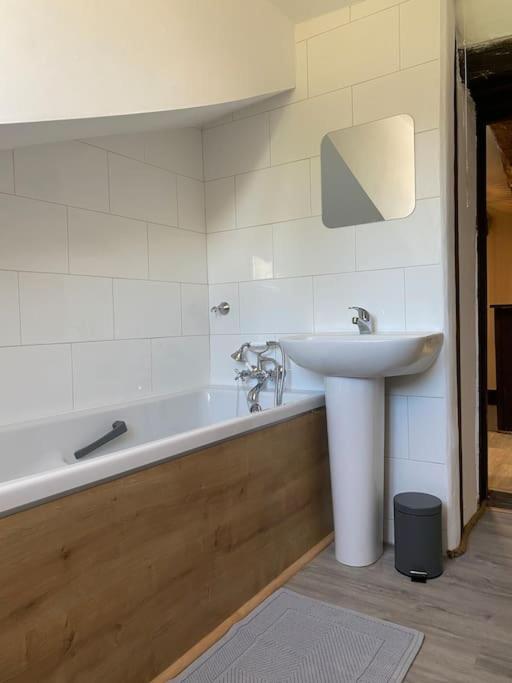 Champagnac-la-Rivière Spacious 1 Bed Home With Shared Pool מראה חיצוני תמונה